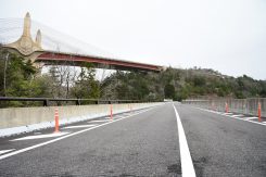 桐生辻大橋から見る新名神の近江大鳥橋