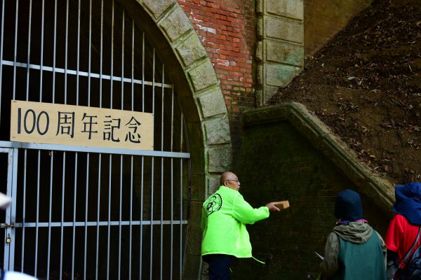 イギリス積の説明をする保存会の北村会長