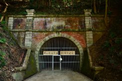 4本のピラスターを備えた冠木門