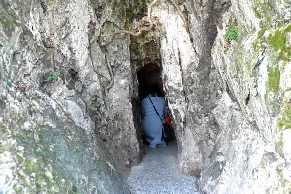 人ひとりが入れるほどの妙得龍王神社（龍宮城）