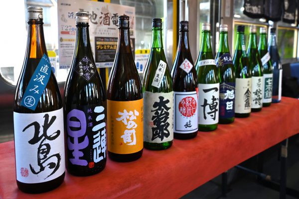 県内の蔵元11社の清酒が楽しめる