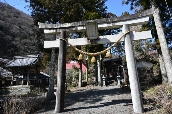 谷王神社 向いは講善寺