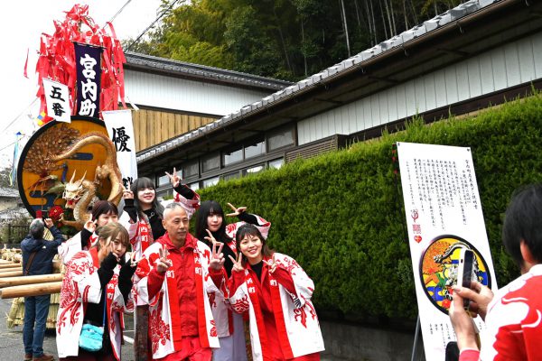 優勝した宮内町の左義長 穀物や海産物などを使って、約3か月かけて作った