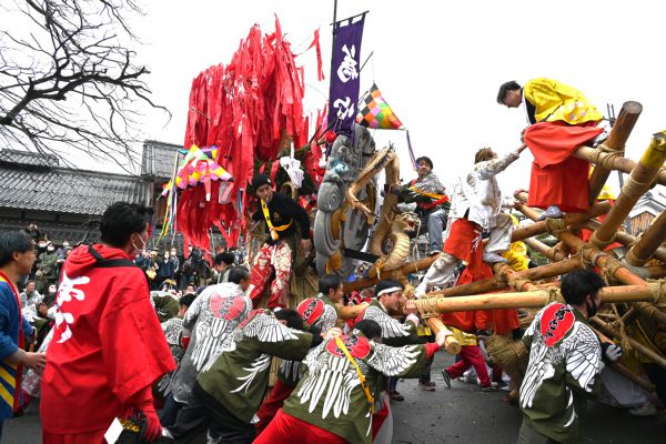 左義長同士が激しくぶつかり合う