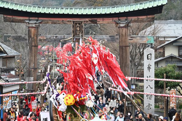 馬場に向かう13基の山車