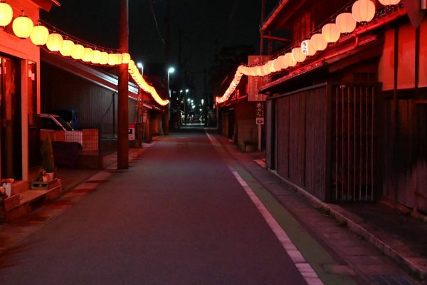 祭りを祝う、風情ある赤い提灯（為心町）