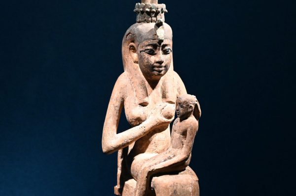 ホルスを抱くイシス像エジプト末期王朝　前8―前4世紀