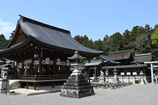 鎌倉時代再建の西本殿（国宝）と拝殿