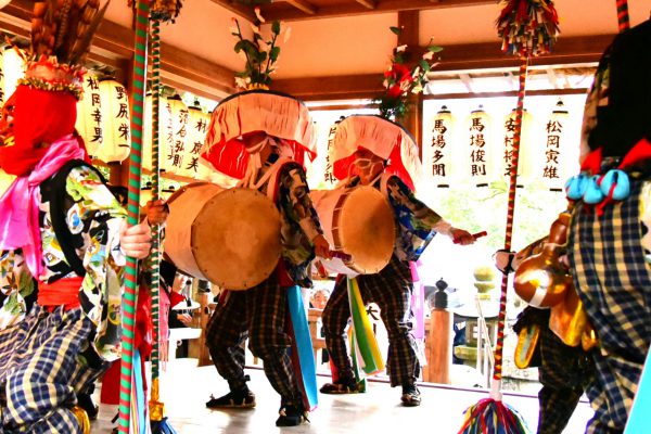 花笠をかぶり締太鼓を着けた「太鼓打ち」