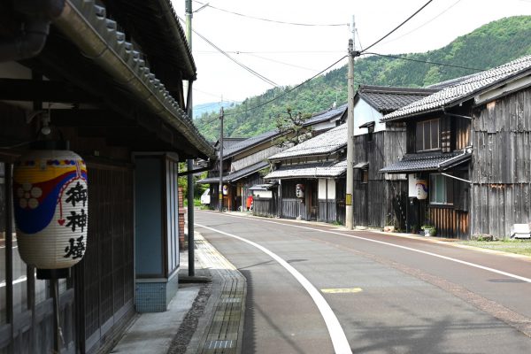 海道沿いにある数軒の民家が、港町として繁栄したころの面影を残す