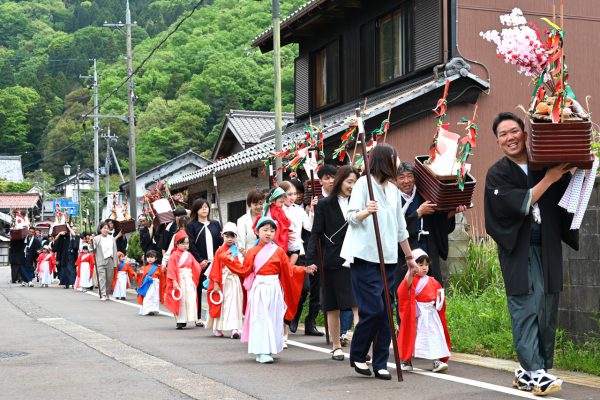 午前中、海津地区で行われた稚児行列