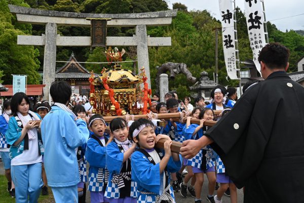 中学生も加わった子ども神輿