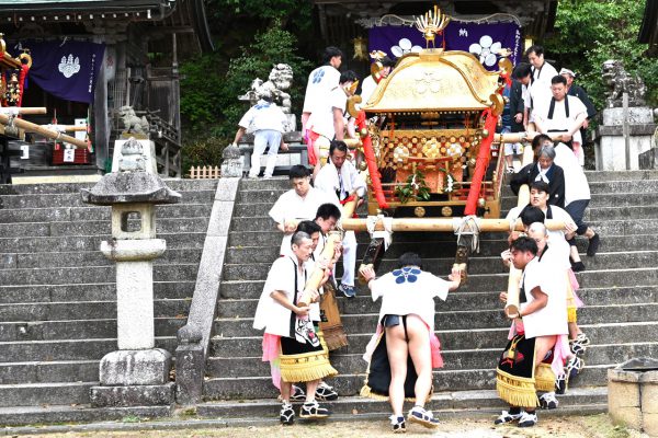 本殿から降ろされる神輿