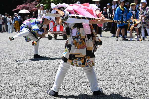 本殿（拝殿）前で長刀振りを奉納する子どもたち