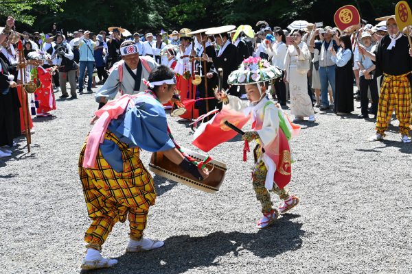 太鼓、鼓（つづみ）、鉦（しょう）、笛、などが奏でる「田楽踊り」