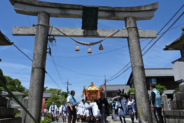 神輿、長刀、田楽踊りの順で若宮神社へ出発