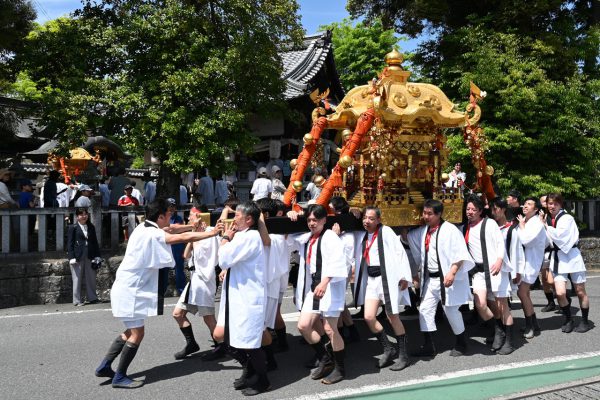 若宮神社に到着した神輿