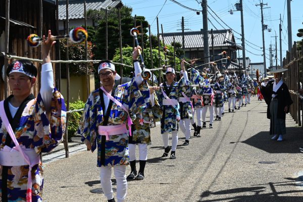 若宮神社の参道を、長刀を振りながら練り歩く「長刀振り」