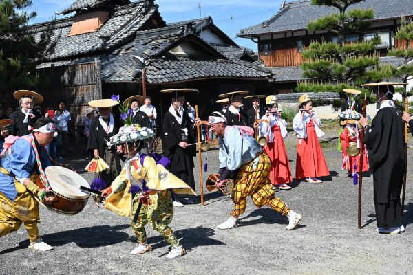 本願寺赤野井別院でも、長刀振りや田楽踊りを披露