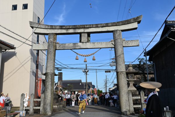 長刀が大鳥居を越えると拍手喝采