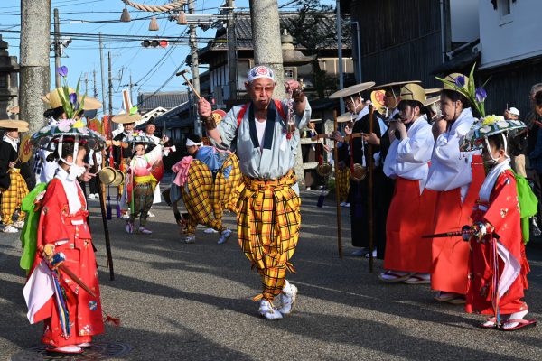 参道で披露する田楽踊り