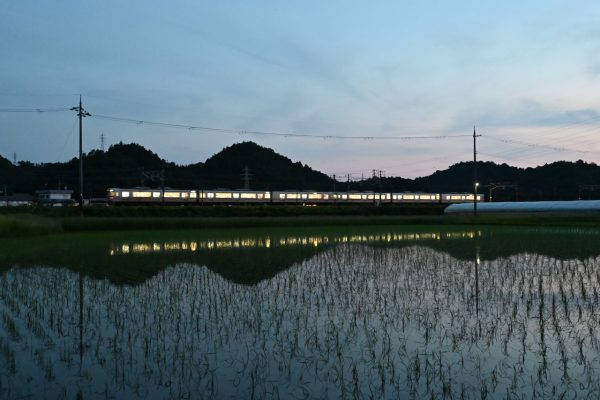付近を走るJR東海の電車