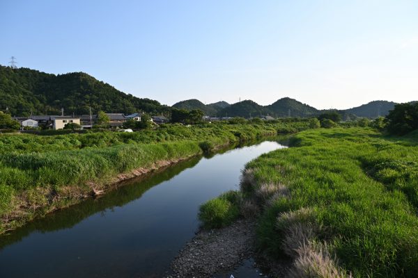 集落横を流れる天野川