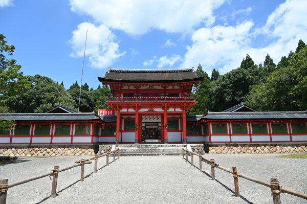 京都祇園西門を模した朱塗りの桜門・回廊