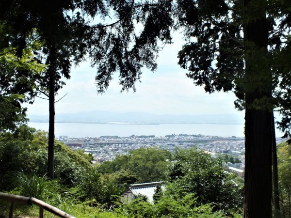 社殿からは琵琶湖が見下せる