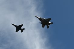 F-2戦闘機(左) F-15戦闘機