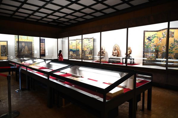 石山寺縁起絵巻や源氏物語画帖などが展示されている豊浄殿