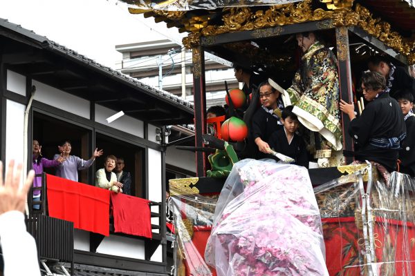 厄除けの「ちまき撒き」