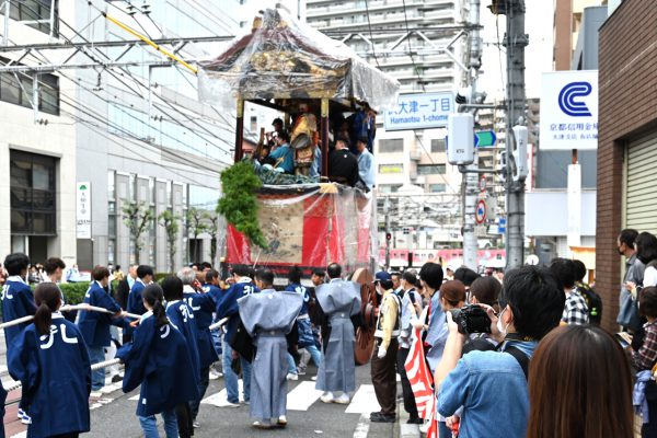 京阪京津線は、曳山巡行時間帯の運行を見合わせた