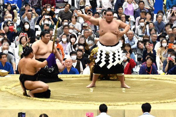 横綱照ノ富士関の土俵入　太刀持ち 熱海富士関　露払い 翠富士関