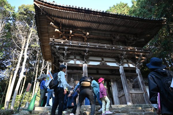 摠見寺仁王門と金剛力士像（いずれも国・重要文化財）