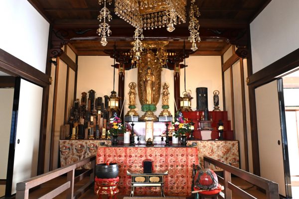 法然上人像や阿弥陀三尊来迎図がある