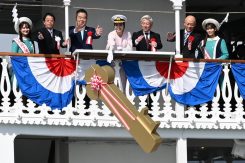 黄金の鍵を投下する一日船長の妃海風さん(中央)ら