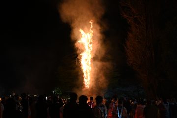 火柱を上げて燃え上がる、多賀郷の高さ17メートルの松明