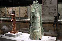 重要文化財 突線鈕五式銅鐸（とっせんちゅうごしきどうたく）（右）　東京国立博物館所蔵