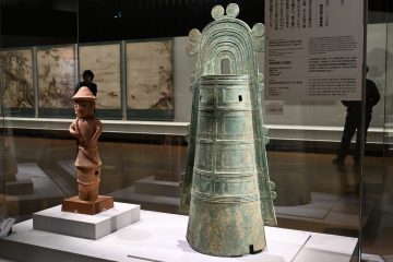 重要文化財 突線鈕五式銅鐸（とっせんちゅうごしきどうたく）（右）　東京国立博物館所蔵