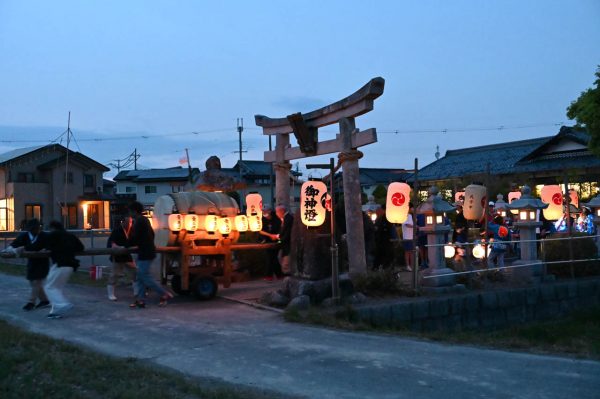 太鼓を先頭に御旅所へ向け渡御が始まる