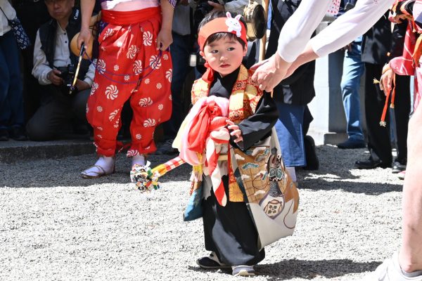 「棒振り」役の幼児