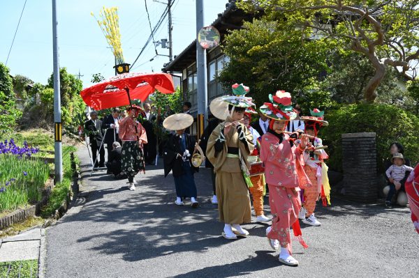 御旅所へ神輿と共に向かう