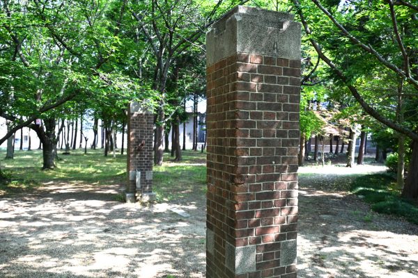 冲原神社境内に移築された正門門柱