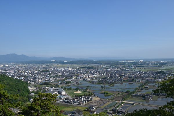 太郎坊から八日市飛行場跡を望む