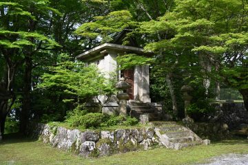 東光寺に移設された角井国民学校の奉安殿