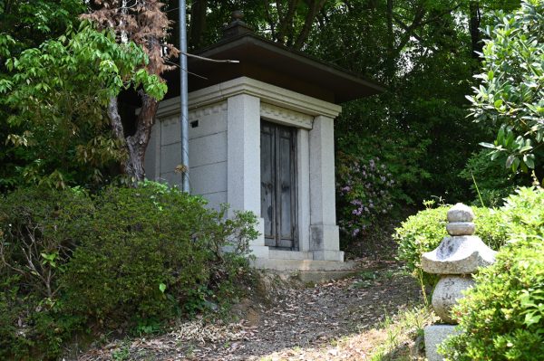金剛定寺に移設された南比都佐国民学校の奉安殿