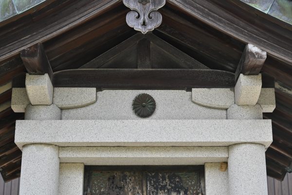 鉄筋コンクリート造りの神社風なデザイン