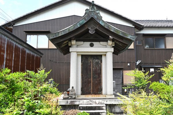 真如寺に移設された多賀国民学校（多賀小学校）の奉安殿 〈犬上郡多賀町多賀〉