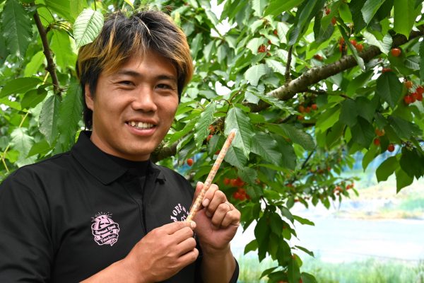 種入用ストローを持つ大西柾樹さん 同園では「30粒食べ比べ」を行っている